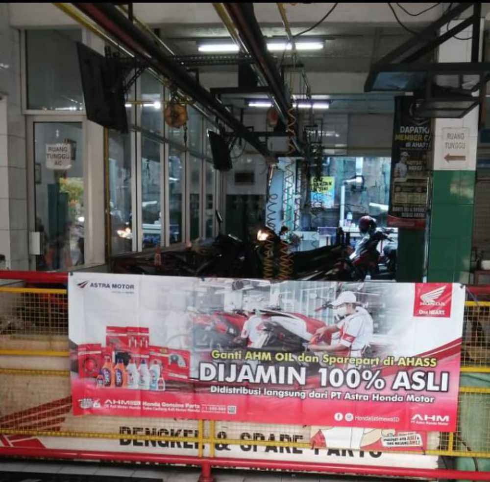 Banner AHM Oil dan sparepart dijamin 100% asli di depan bengkel