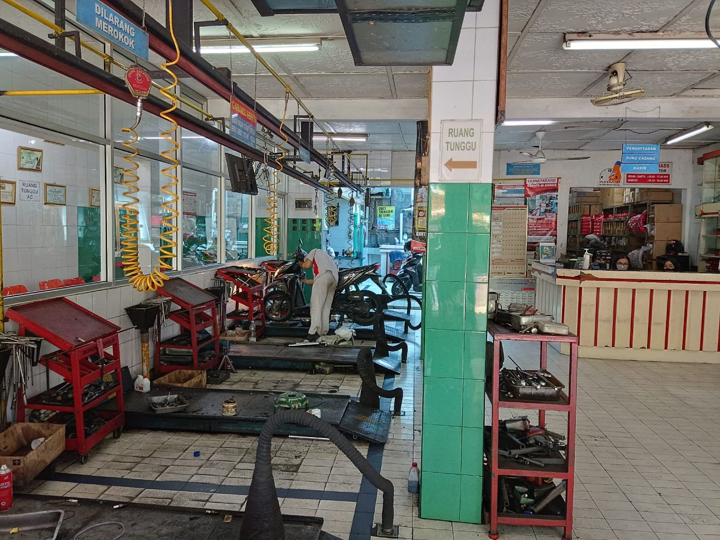 Mekanik sedang menservis motor di pit AHASS Jaya Baru