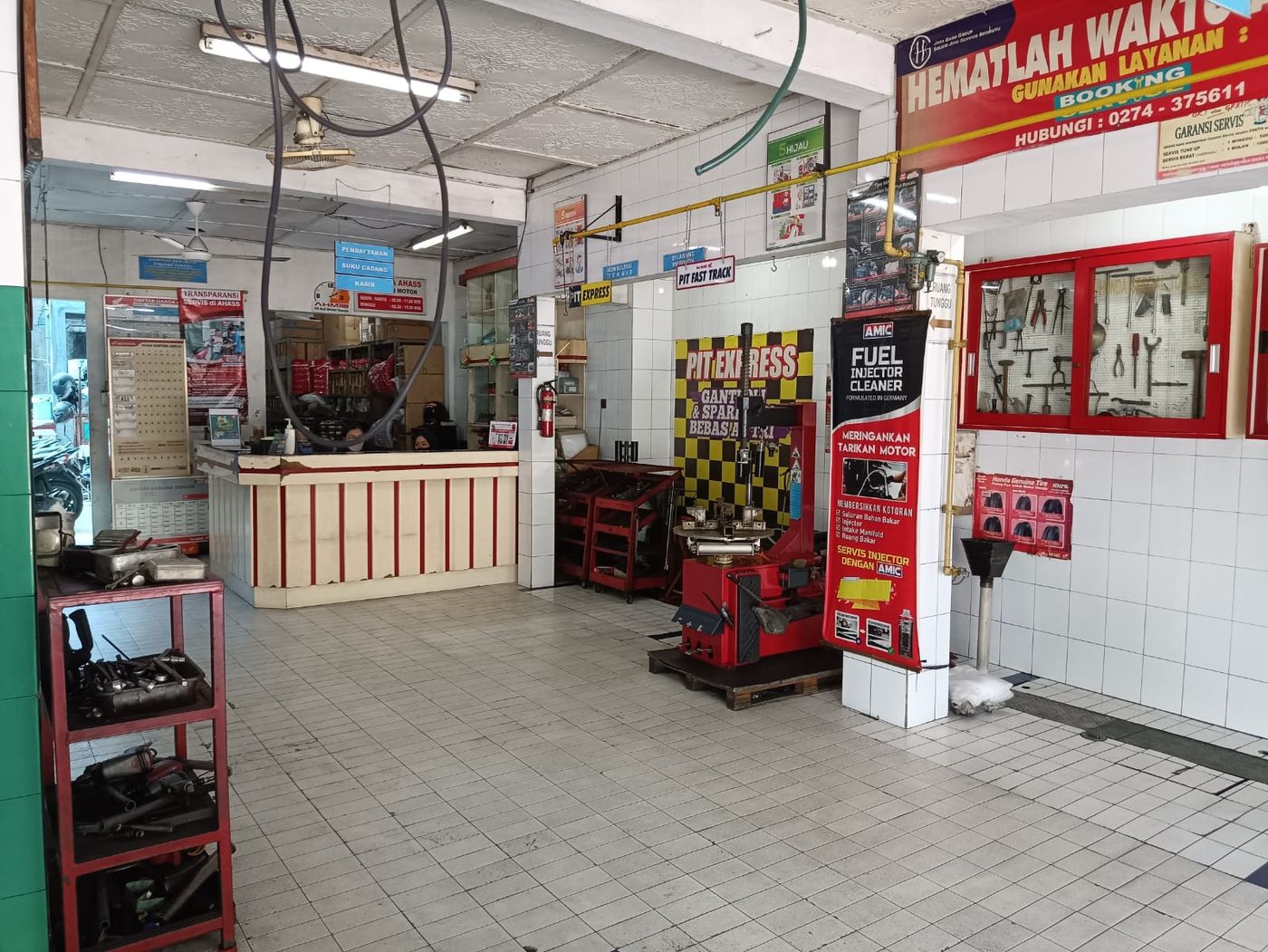 Meja pendaftaran, suku cadang dan kasir AHASS Jaya Baru
