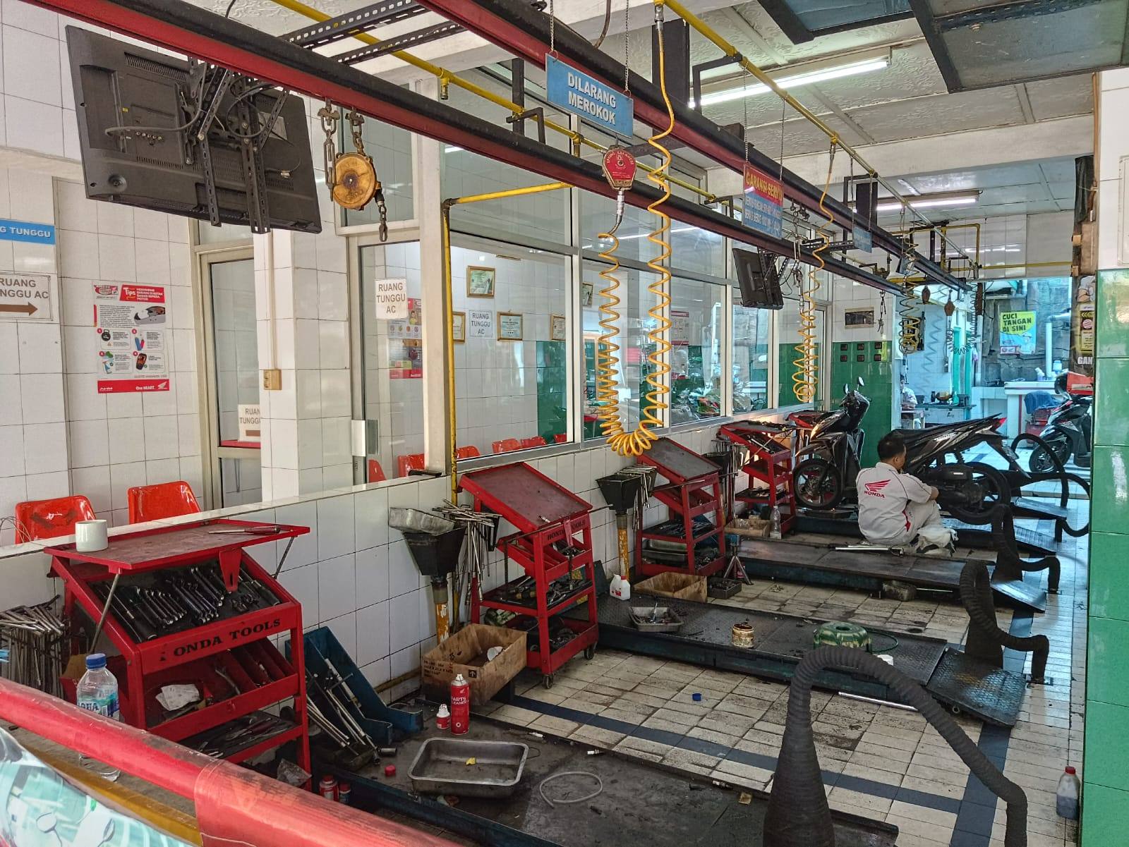 Area servis AHASS Jaya Baru dengan deretan pit dan rak alat Honda